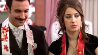 Hazal Kaya saçlarını kısacık kestirdi! Yeni imajıyla şaşırttı