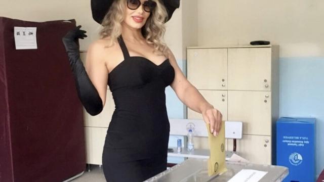 Seçim kombini merak konusu oldu! Hatice 31 Mart yerel seçiminde 'pembe' oldu