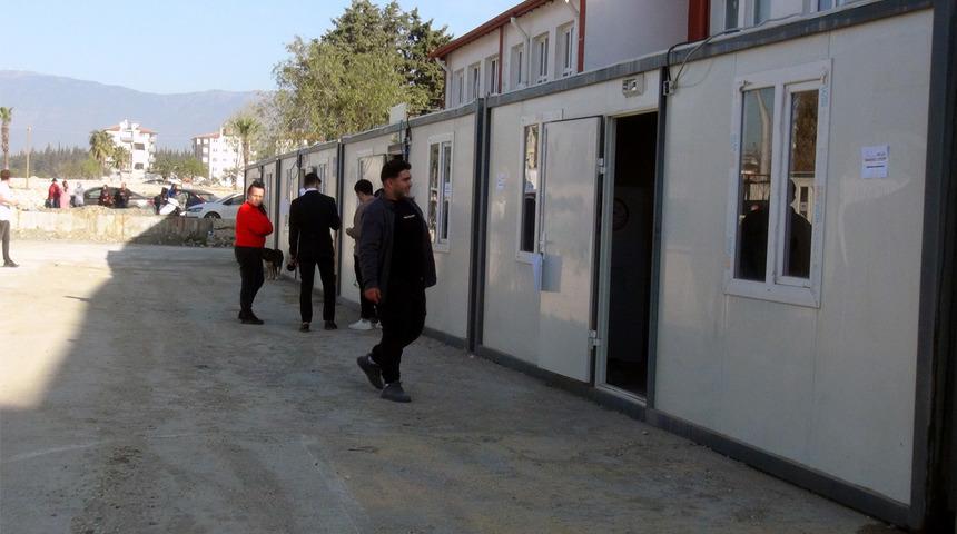 Depremin vurduğu Hatay'da se&ccedil;menler sandık başında! Bazıları konteynerlerde oy kullandı