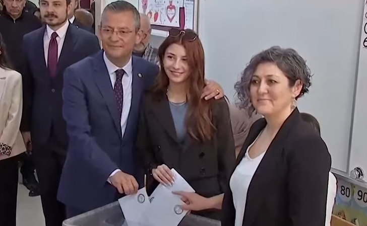 Siyasiler peş peşe oylarını kullandı: İşte ilk açıklamaları! Cumhurbaşkanı Erdoğan, Özel, İmamoğlu, Kurum, Akşener, Bahçeli, Yavaş, Altınok... G4
