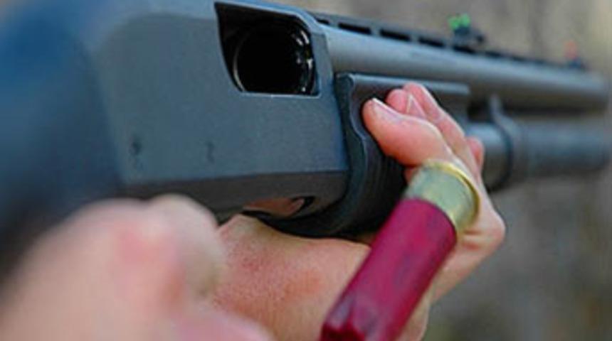 Karısını &ccedil;ocuklarının g&ouml;z&uuml; &ouml;n&uuml;nde &ouml;ld&uuml;rd&uuml;