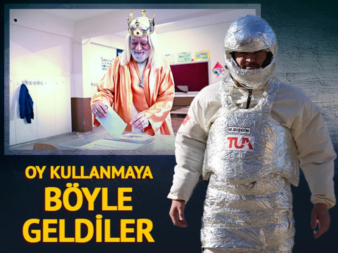 Sandık başında renkli g&ouml;r&uuml;nt&uuml;ler! Kimi astronot kost&uuml;m&uuml;yle kimi kral kost&uuml;m&uuml;yle geldi, kimi de patili dostuyla oy kullandı