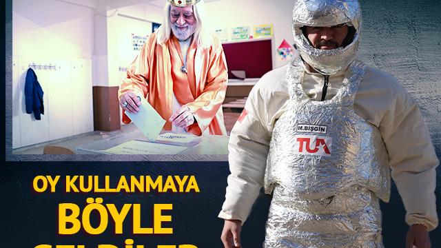 Sandık başında renkli görüntüler! Kimi astronot kostümüyle kimi kral kostümüyle geldi, kimi de patili dostuyla oy kullandı
