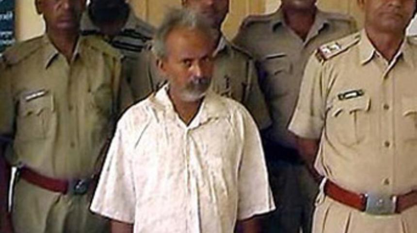 Kızının kafasını kesip sokaklarda gezdirdi!