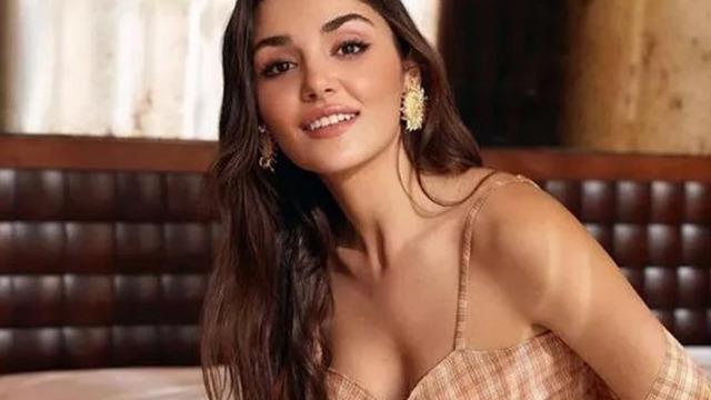 Hande Erçel seçim tarzıyla dikkat çekti! Mini etek gömlek kombini...