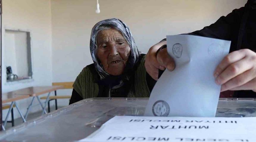 117 yaşında! Türkiye’nin en yaşlı seçmeni oyunu kullandı