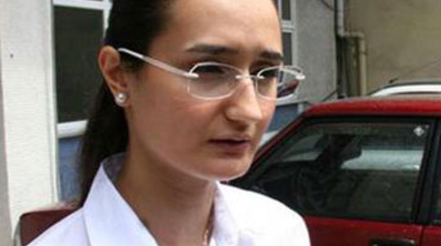 Tedavisini yapan 112 ekibine saldırdı