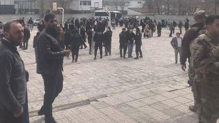 Okul bahçesi karıştı! Muhtar adayları birbirine girdi, özel harekat müdahale etti