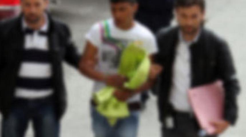 Eşiyle birlikte olan babasını bı&ccedil;akladı