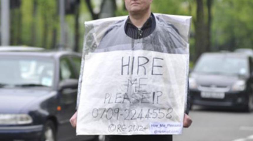 Çareyi boynuna asmakta buldu...