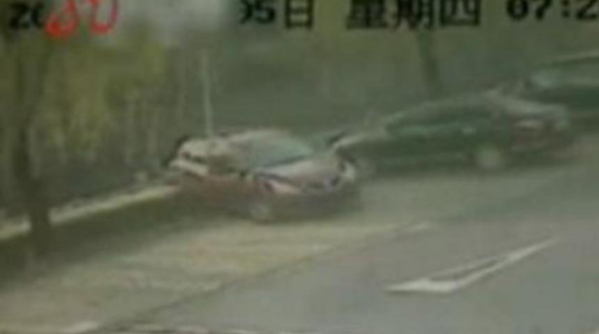 Kadın s&uuml;r&uuml;c&uuml; otomobiliyle g&ouml;le u&ccedil;tu!