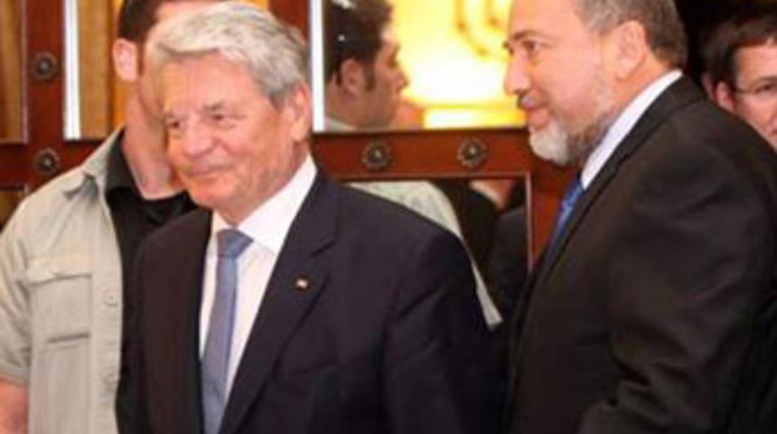 'T&uuml;rkiye subaylarımızı ter&ouml;rize edemez'