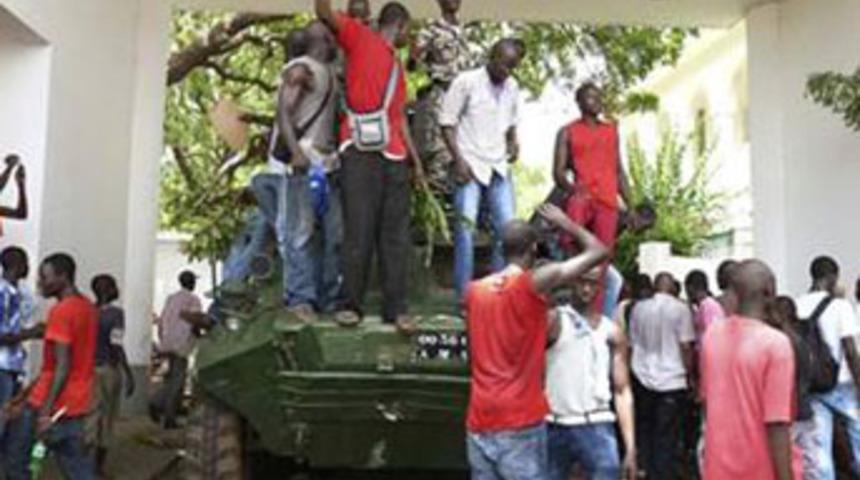 Saray basıp, devlet başkanını d&ouml;vd&uuml;ler