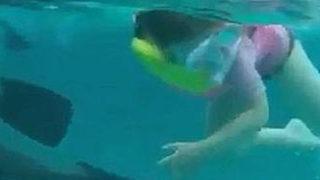 Kızlarını köpek balıklarıyla yüzdürdüler