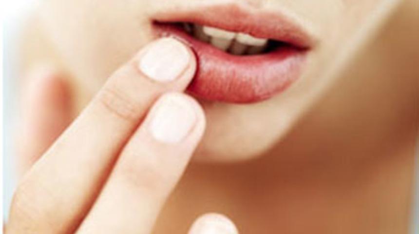 Boşanmak isteyen eşinin dudağını yedi