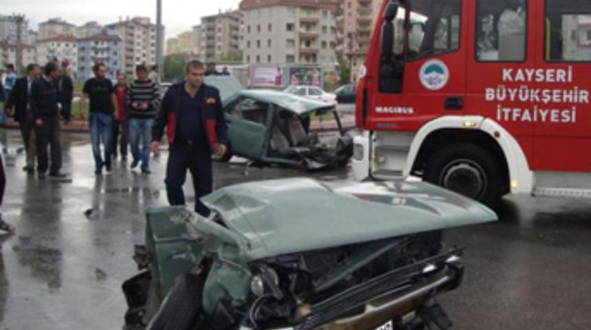 Otomobil ikiye b&ouml;l&uuml;nd&uuml;!