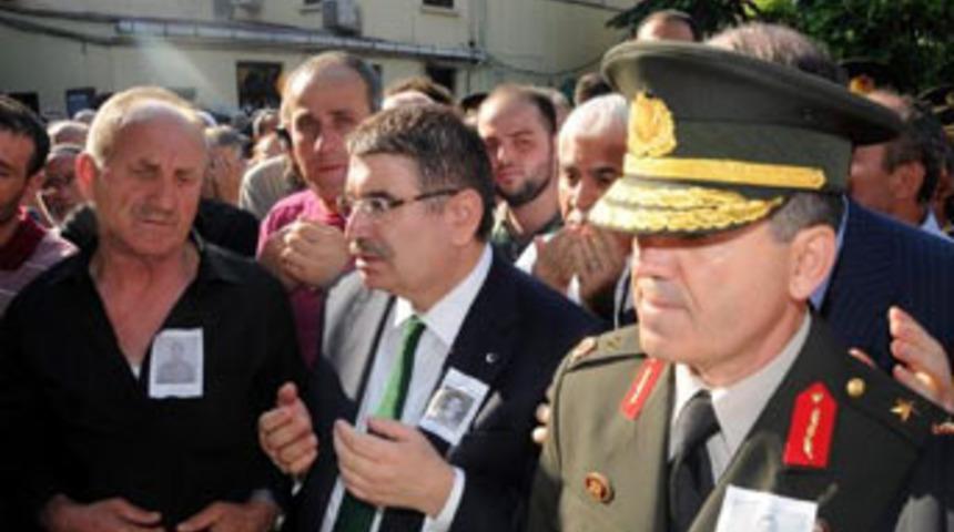 Bakan şehit cenazesinde zor anlar yaşadı