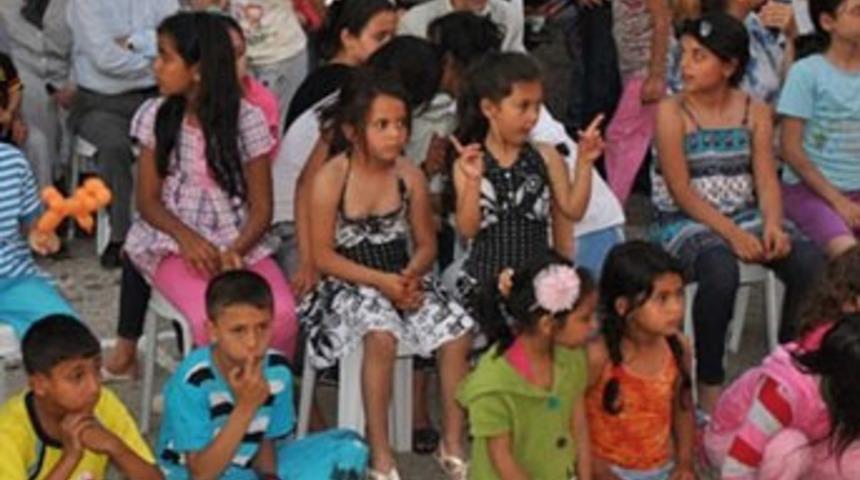 &Ccedil;ocuk seyircilerin &ouml;n&uuml;nde erotik şov!