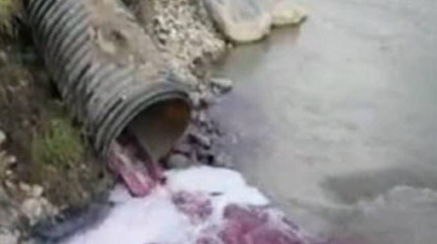 Mudurnu deresi kızıla boyandı