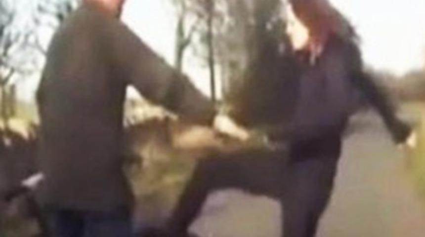 Öfkeli kadın adama böyle saldırdı!