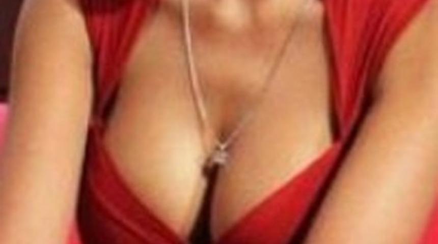 Derin dekoltesi u&ccedil;aktan attırdı