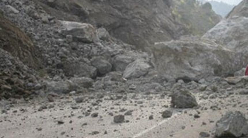 HES inşaatında heyelan: 4 &ouml;l&uuml;!