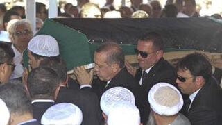 Erdoğan, Ülker'in cenazesine omuz verdi