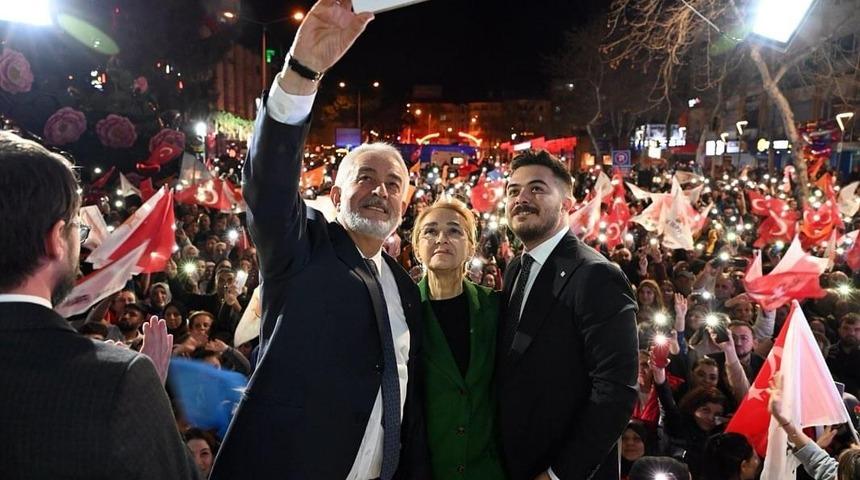 Isparta Belediye Başkanlığını yeniden kazanan AK Parti'li Başdeğirmen, vatandaşlara hitap etti