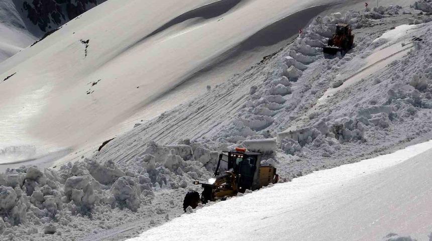 Bayburt-Trabzon arasında baharda karla mücadele