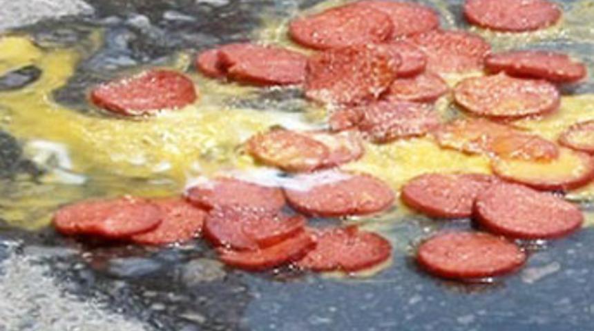 Asfaltta 'sucuk' pişirdiler!