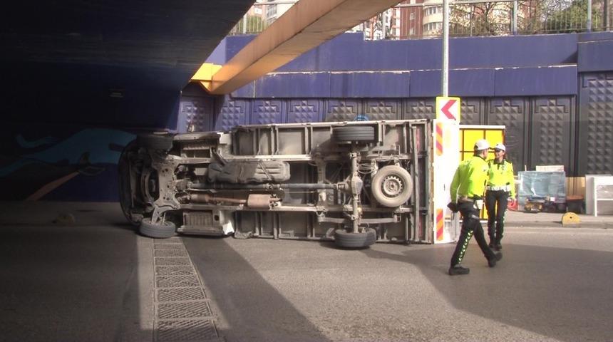 Kadıköy’de üst geçide çarpan kamyonet devrildi