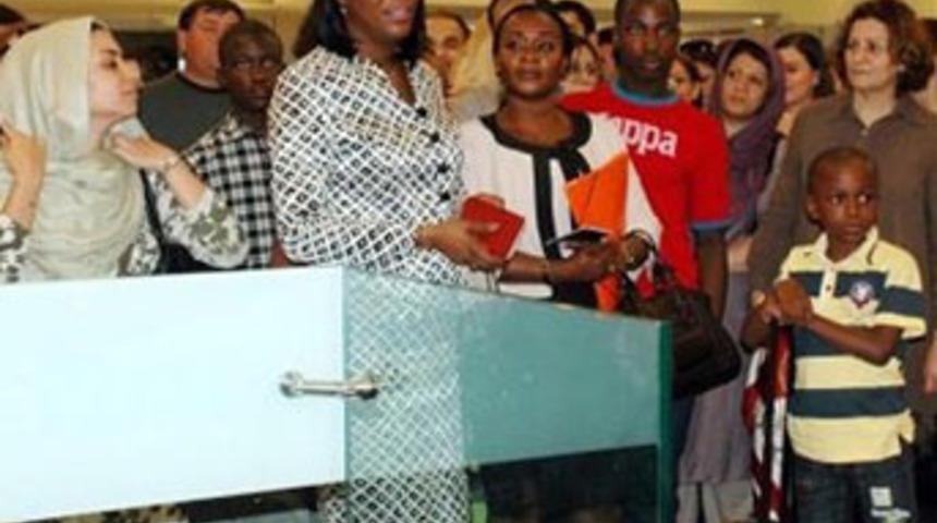 Pasaport kuyruğunda bir first lady