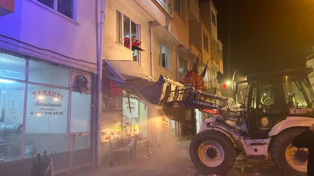 Denizli Tavas'ta CHP binasında balkonun çökmesi sonucu 1 kişi öldü, 17 kişi yaralandı