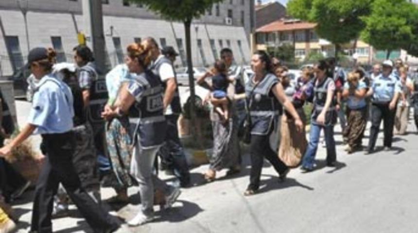 Kadınlar &ccedil;alıyor, erkekler satıyor!