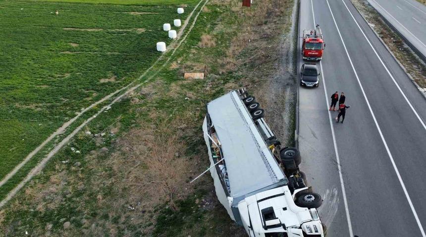 Kontrolden çıkan temizlik malzemesi yüklü tır devrildi