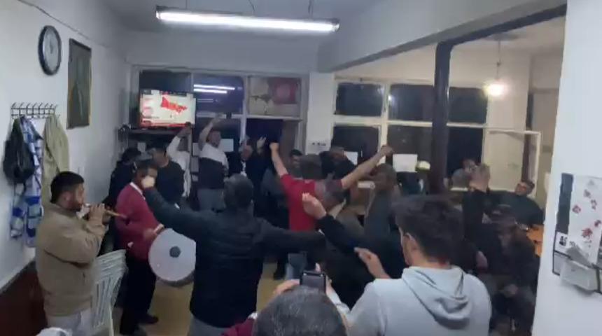 Muhtar değişimini sabaha kadar davul zurnayla oynayarak kutladılar
