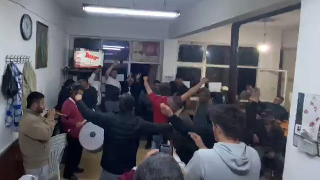 Muhtar değişimini sabaha kadar davul zurnayla oynayarak kutladılar