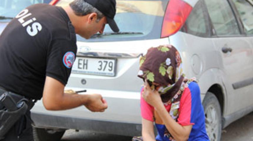 Yüzünü kapatıp polise sığındı!