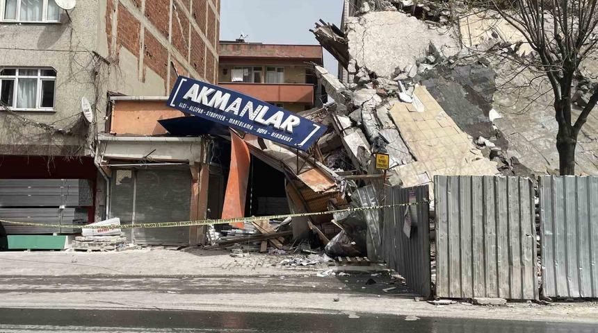 5 katlı iş merkezi, tek darbede yerle bir oldu