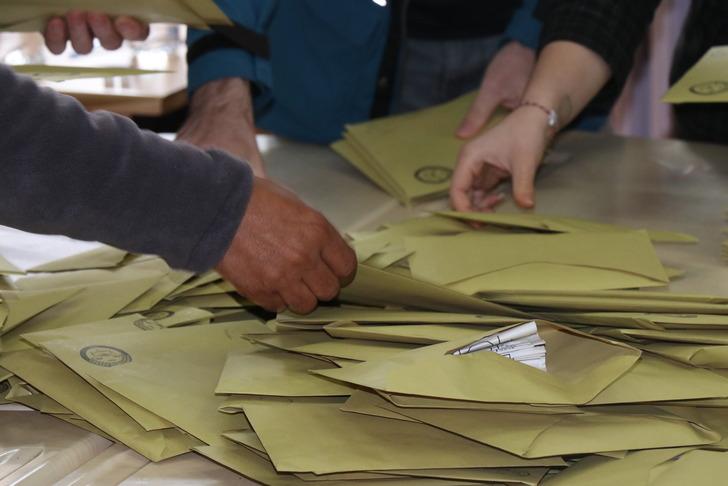 Seçimlerde görülmemiş olay! Oyları yanlışlıkla çöpe attı kazanan belirlenemedi: 'Sevincimiz kursağımızda kaldı'