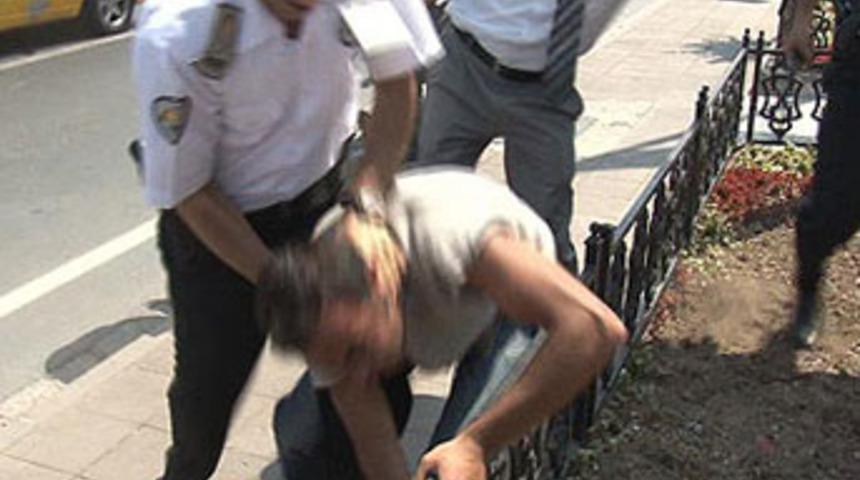 Polis durdu, &ouml;zel g&uuml;venlik ve zabıta vurdu!