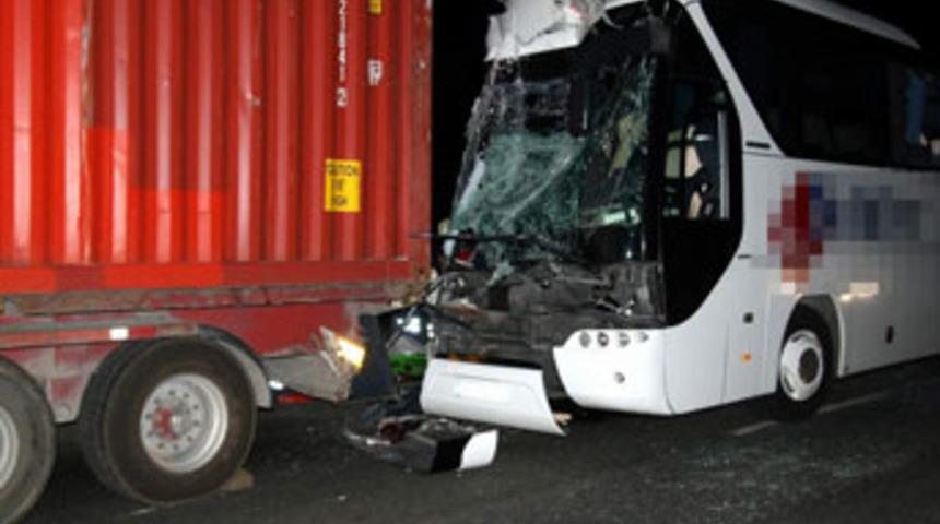 Yolcu otobüsü TIR'a çarptı: 1 ölü 39 yaralı