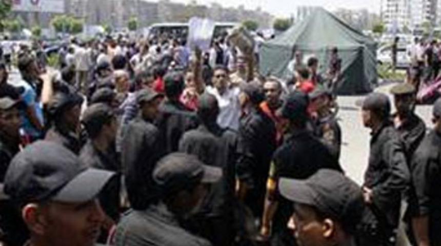 Avukatlar polis merkezini kuşattı