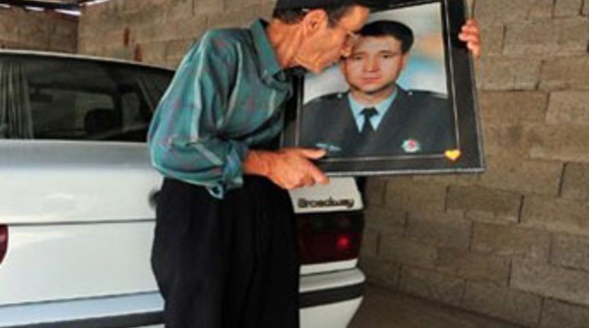 Şehit oğluna otomobil aldı