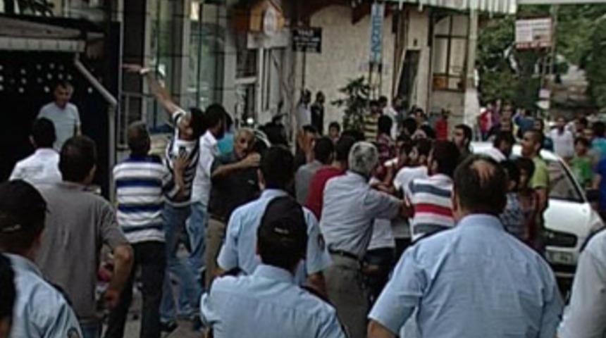 Kafe basıp &ouml;l&uuml;m sa&ccedil;tılar: 1 &ouml;l&uuml;, 1 yaralı