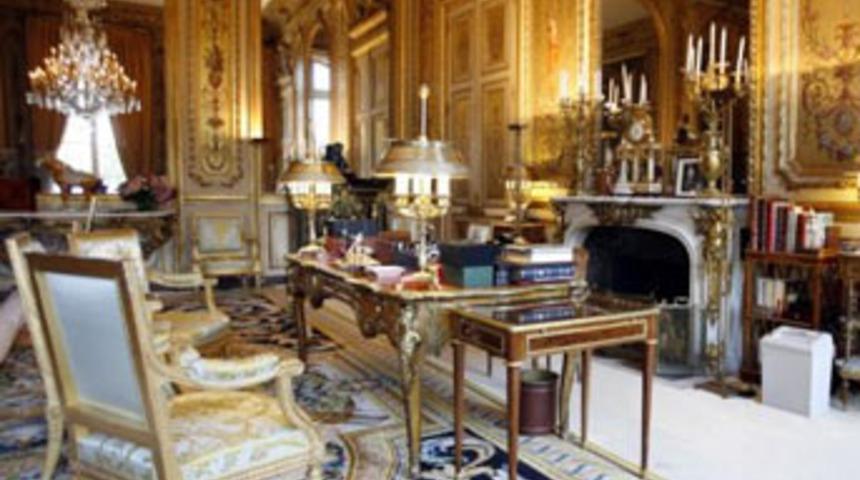 Sarkozy Elysee Sarayı&rsquo;ndan vazge&ccedil;emiyor