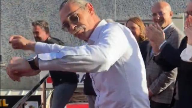 Etimesgut Belediye Başkanı seçilen Erdal Beşikçioğlu seçim zaferini 'Erik Dalı' ile kutladı! O anlar gündem oldu