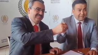 Resmi sonuçları beklemediler! Manisa'nın AK Partili Belediye Başkanı seçimi kazanan CHP'li isme görevi devretti