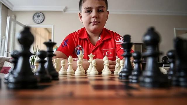 Yağız Kaan Erdoğmuş tarihe geçti! 12 yaşında büyükusta ünvanını aldı