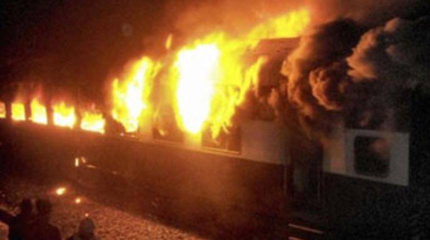 Hindistan'da tren yangını: 47 &ouml;l&uuml;!